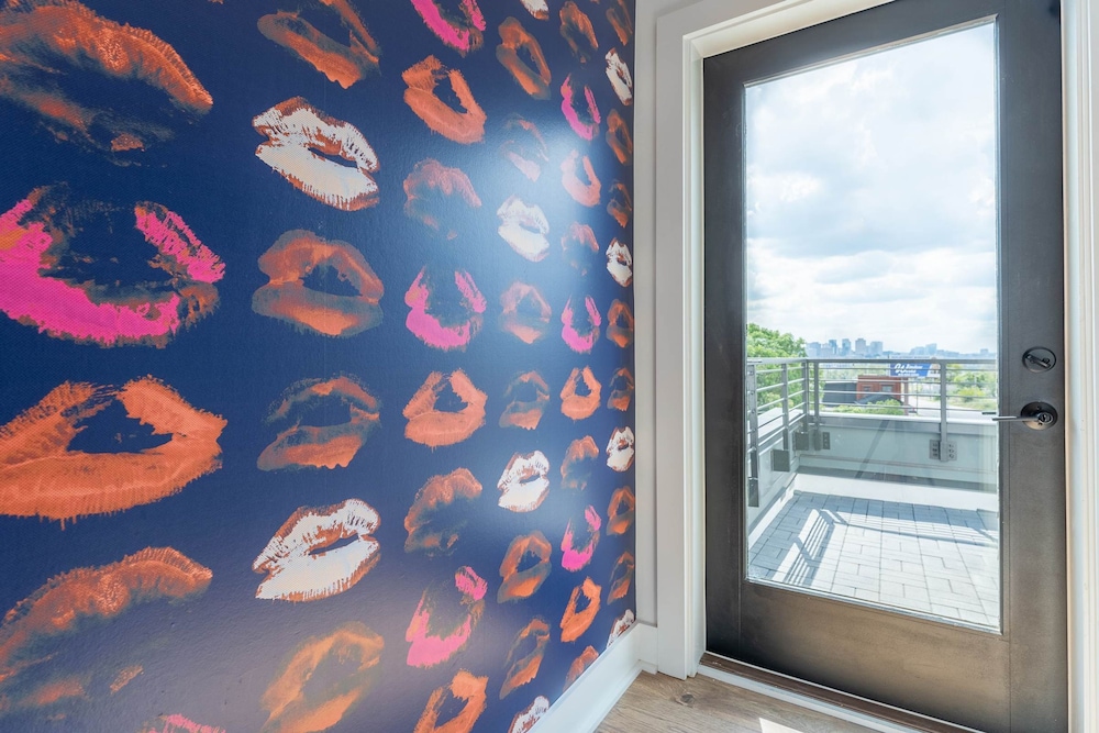 Luxe Group Stay With Hot Tub Rooftop Lounge