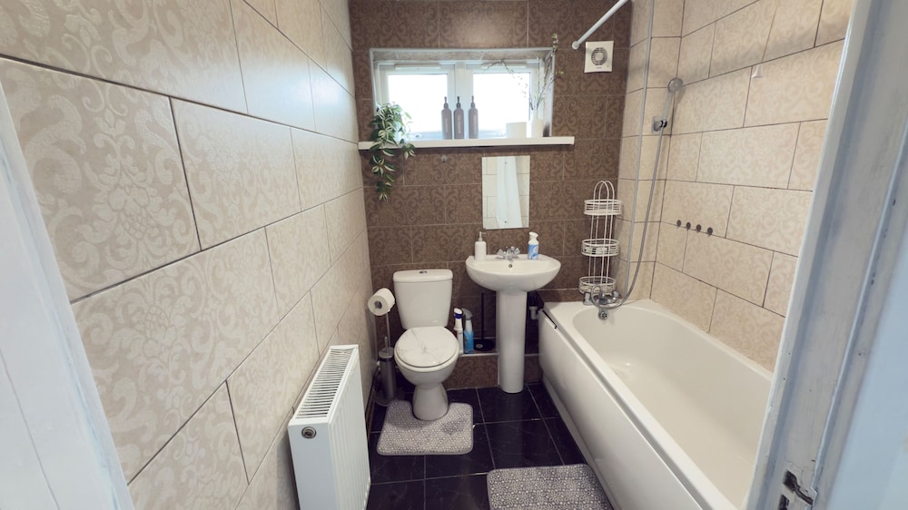 Free Parking/city Centre/long Stay/local Stores