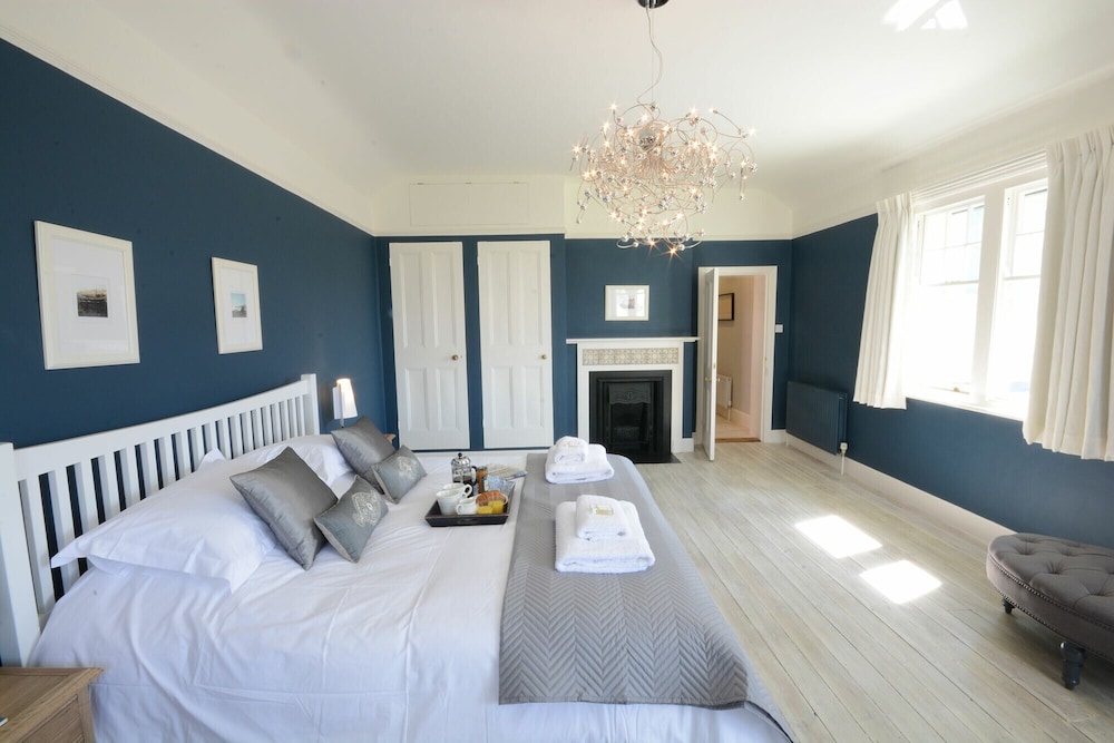 Holly Lodge