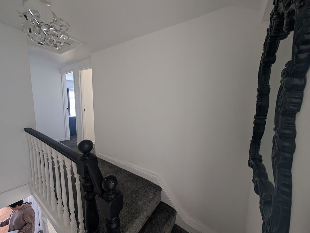 Stadium View 5-bed Retreat + Parking