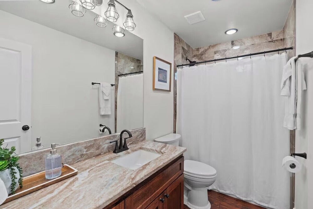 7 min to Stockyards- Cozy & Stylish Home