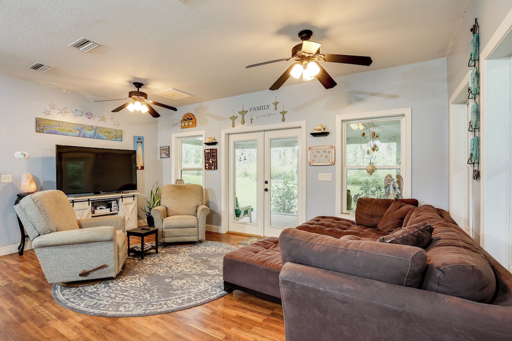1/2 Mi to Sapelo River: Family Home w/ Large Yard