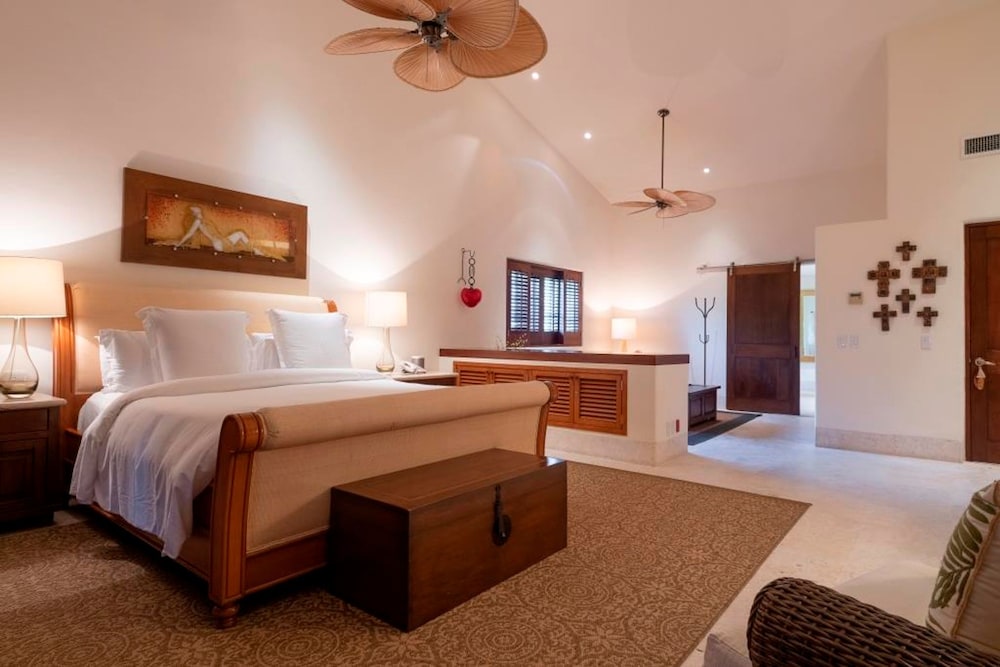 Staffed Ocean View Villa w Four Seasons Amenities