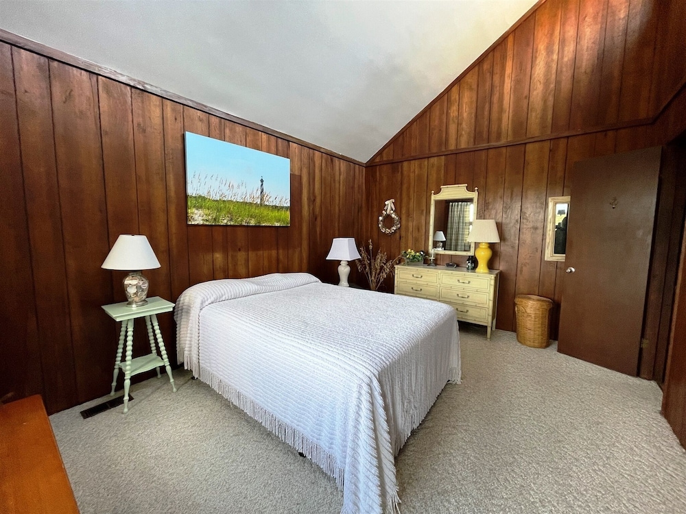 Will's Hideaway 3 Bedroom Cottage by RedAwning