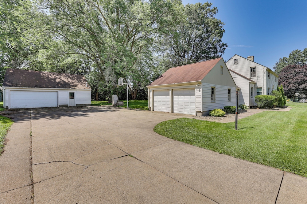 1 Mi to Dtwn Salem: Apt w/ Garage Access!