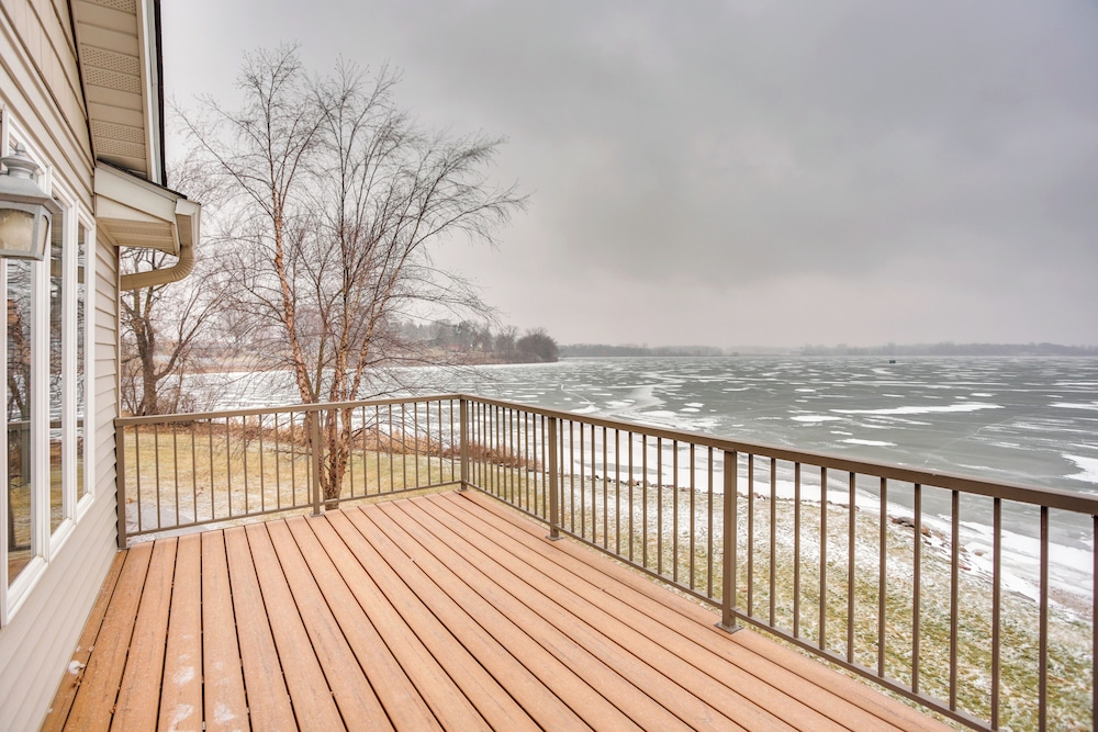 Spacious Lakefront Home w/ Spectacular Views!