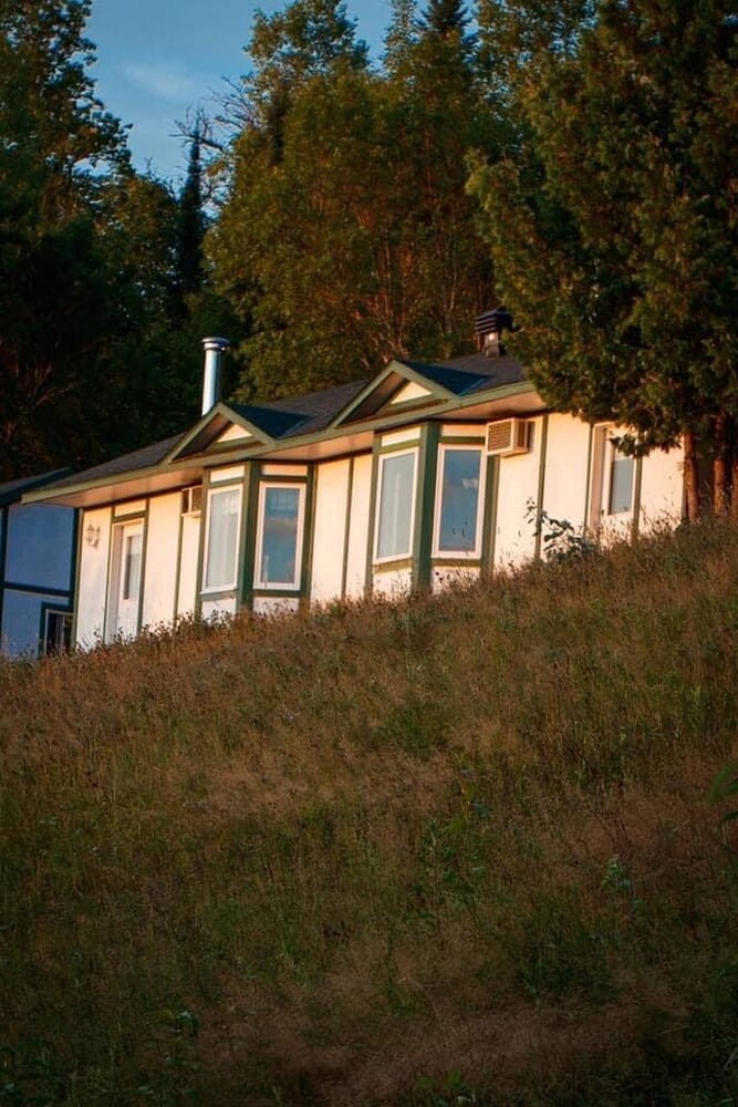 Renovated Chalet for Rent in Front of the Lake