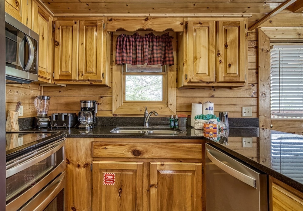 Ern813 - Heavenly View- Great Location! Close To All The Action! 6 Bedroom Cabin by RedAwning view 5