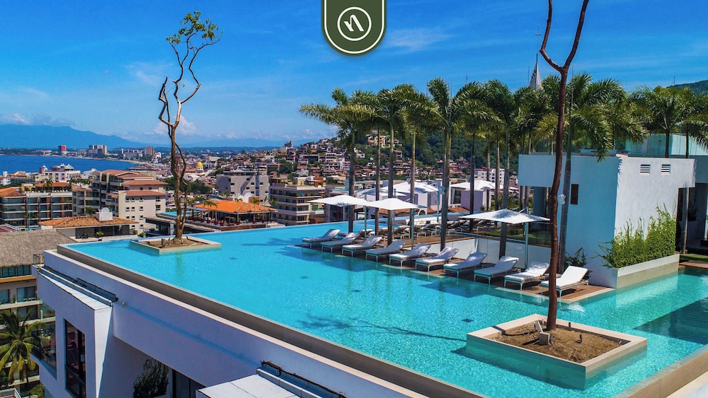 Luxury Corner Unit With Breataking Ocean Views