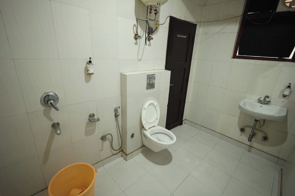 Hotel The Paramont Plaza IGI Airport
