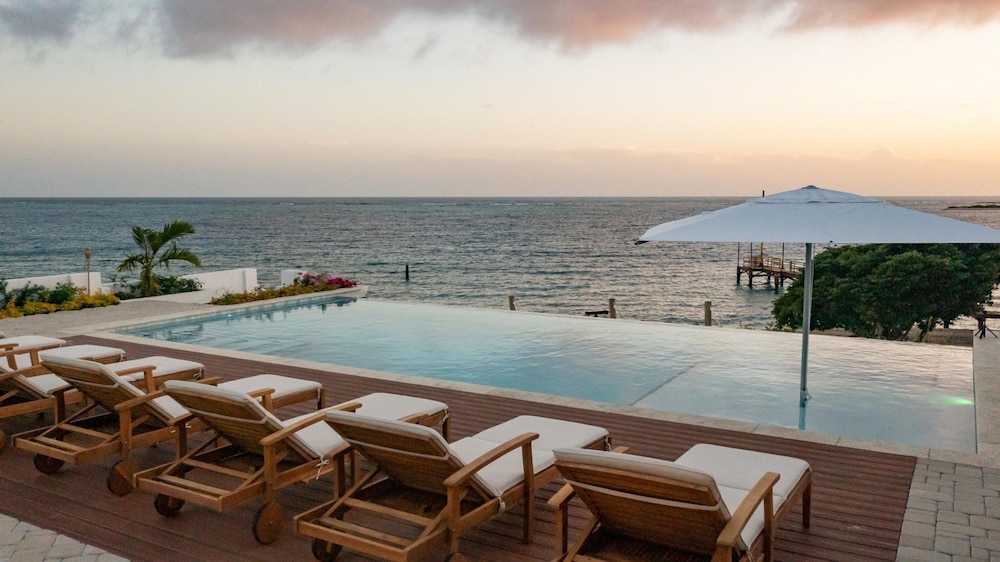Beachfront Villa w Pool Sleeps 16 Dining Tub
