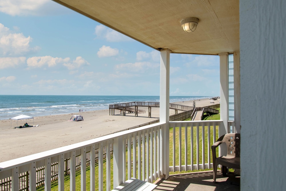 Seascape 2114 2 Bedroom Condo by RedAwning