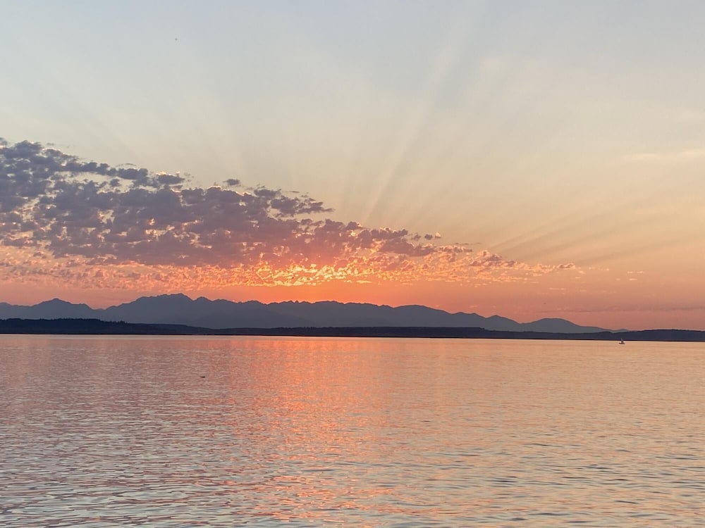 The Waterfront Gray on Alki Beach EXT Stay view 3