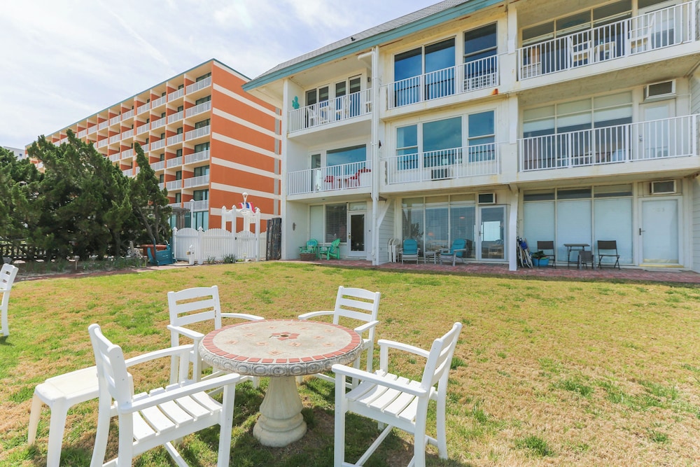 Exclusive Beach Access: VA Beach Studio Condo!