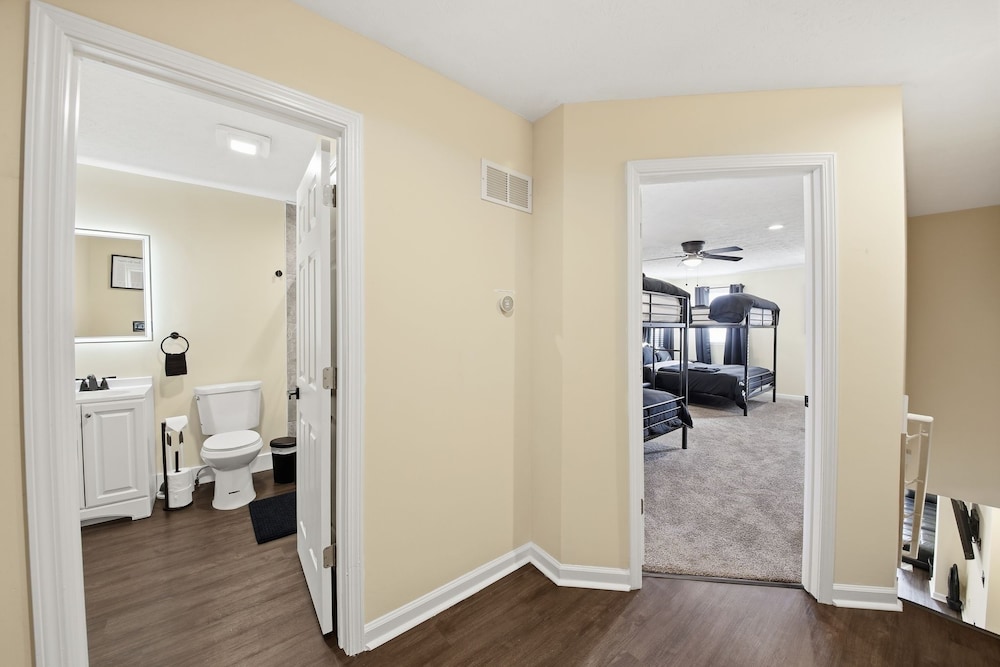 Spacious 2br Home North of Downtown Cincinnati 2 Bedroom Home