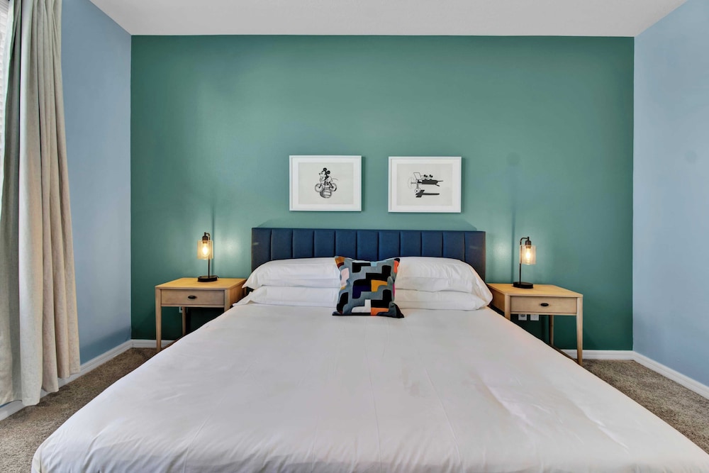 Sleeps 20! 9bdr, Star Wars-themed Game Room, Pool, Hot Tub Nassau by Avantstay