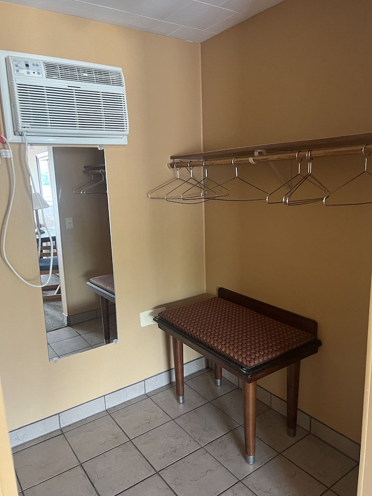 All Star Inn & Suites