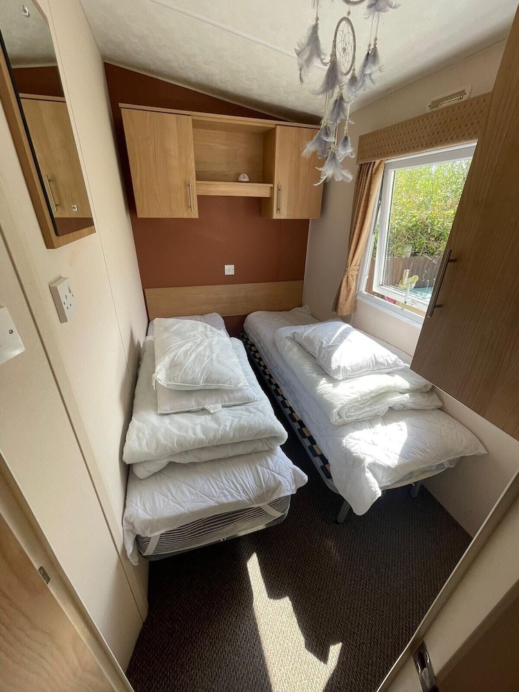 3 Bedroom Caravan - Sleeps 6, Pool & Garden