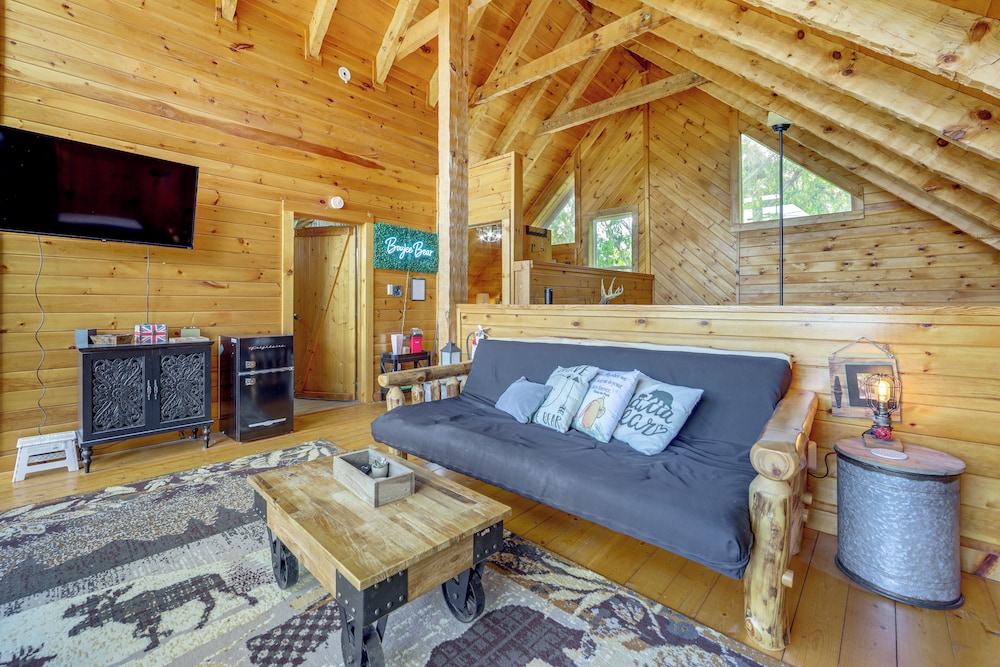 Mins to Dollywood: Boujee Bear Cabin w/ Hot Tub!