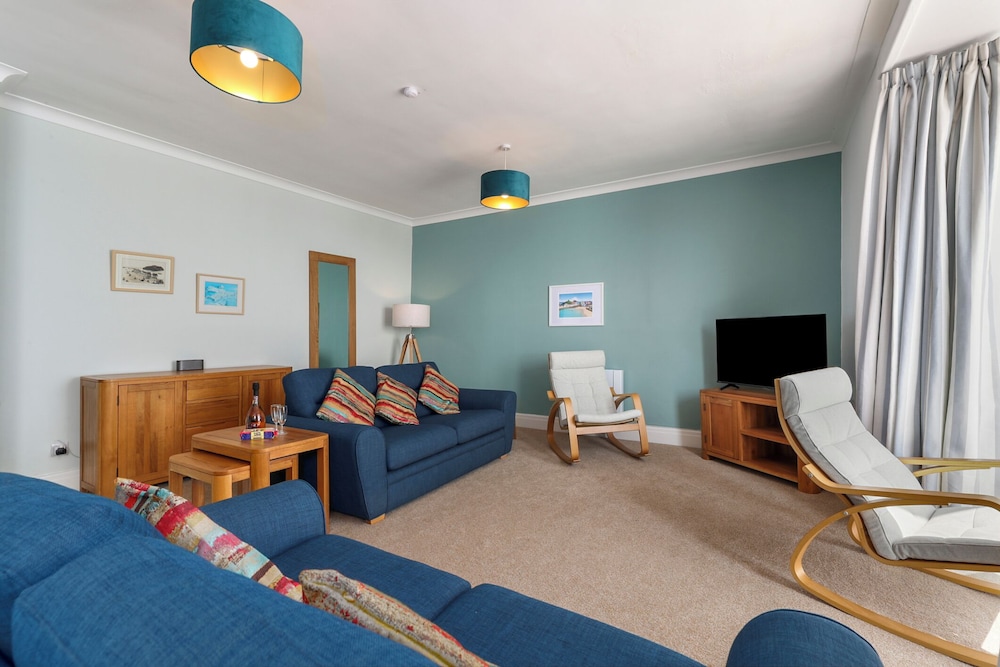 5 Paragon Court - Sea Front Apartment