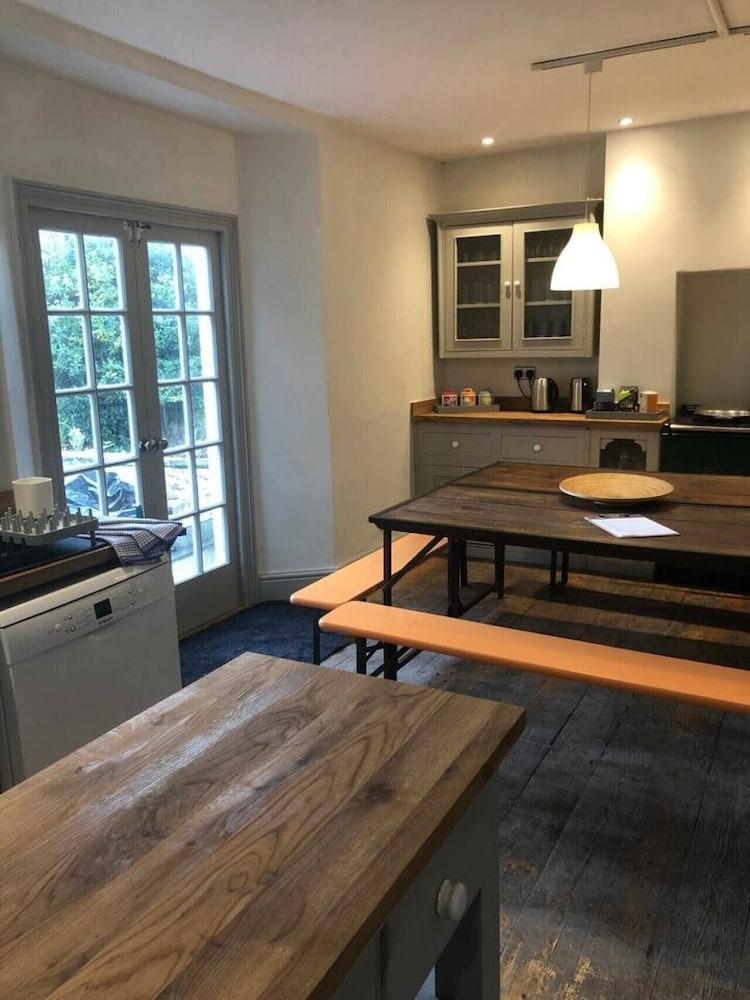 Higgihaus 46 Sleeps 5  Monday - Friday