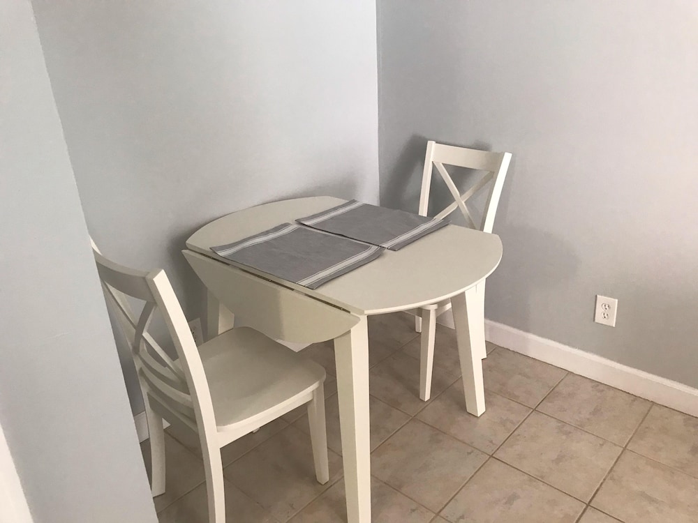 Beachcomber Beach House - Weekly Rental Just Steps To White Sand Beach! 2 Bedroom Home by Redawning - Image 5