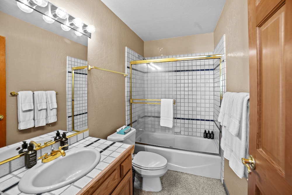 Lake Tahoe Vacations - 4 Bedroom Home at 392 Skidder Trail by RedAwning Save 10 on 3 Nights, 15 on 5 Nights! - Property Image 10