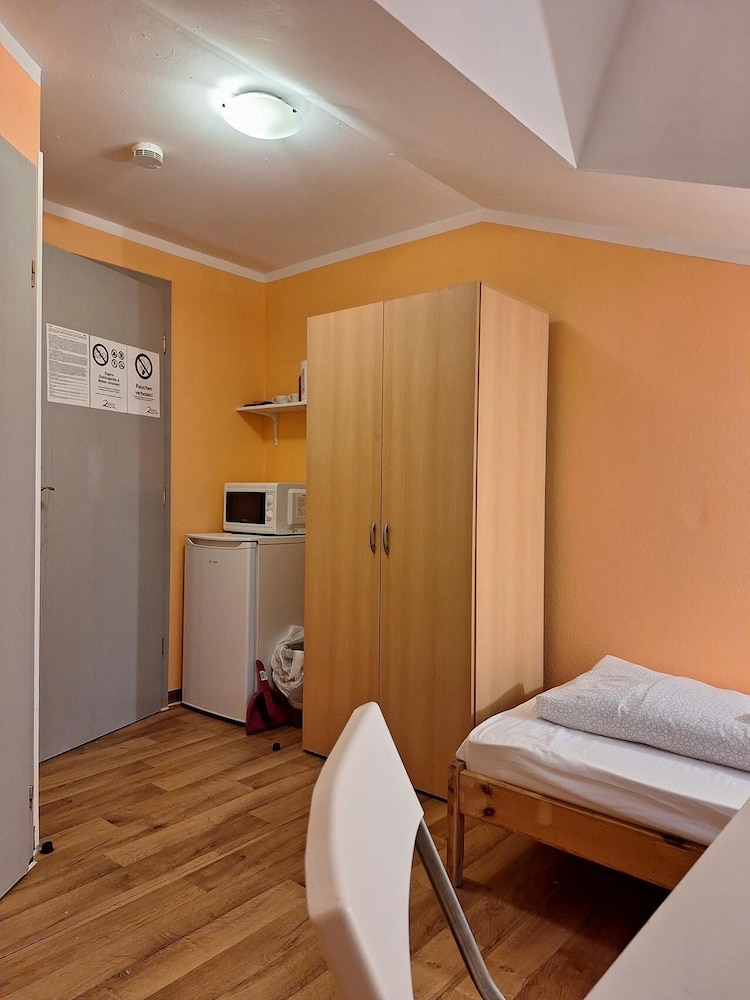 2-Rent Group Hostel Rooms AUB162