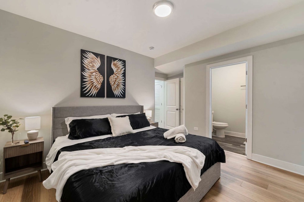 Spacious Pilsen 4 Bed 4 Bath Family Retreat