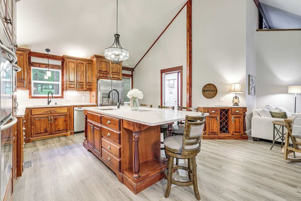 Near Bella Vista Trails & Elk River: Family Home!