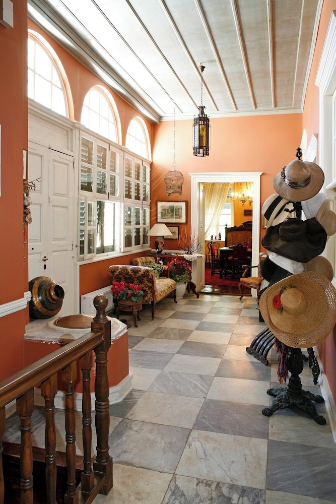 Seaside Neoclassical Property in Vaporia Ermoupoli