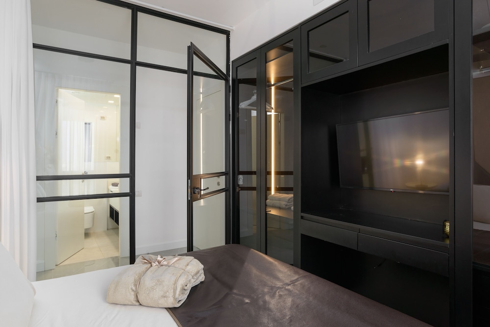 Luxury with Terrace & Sea View by FeelHome view 3