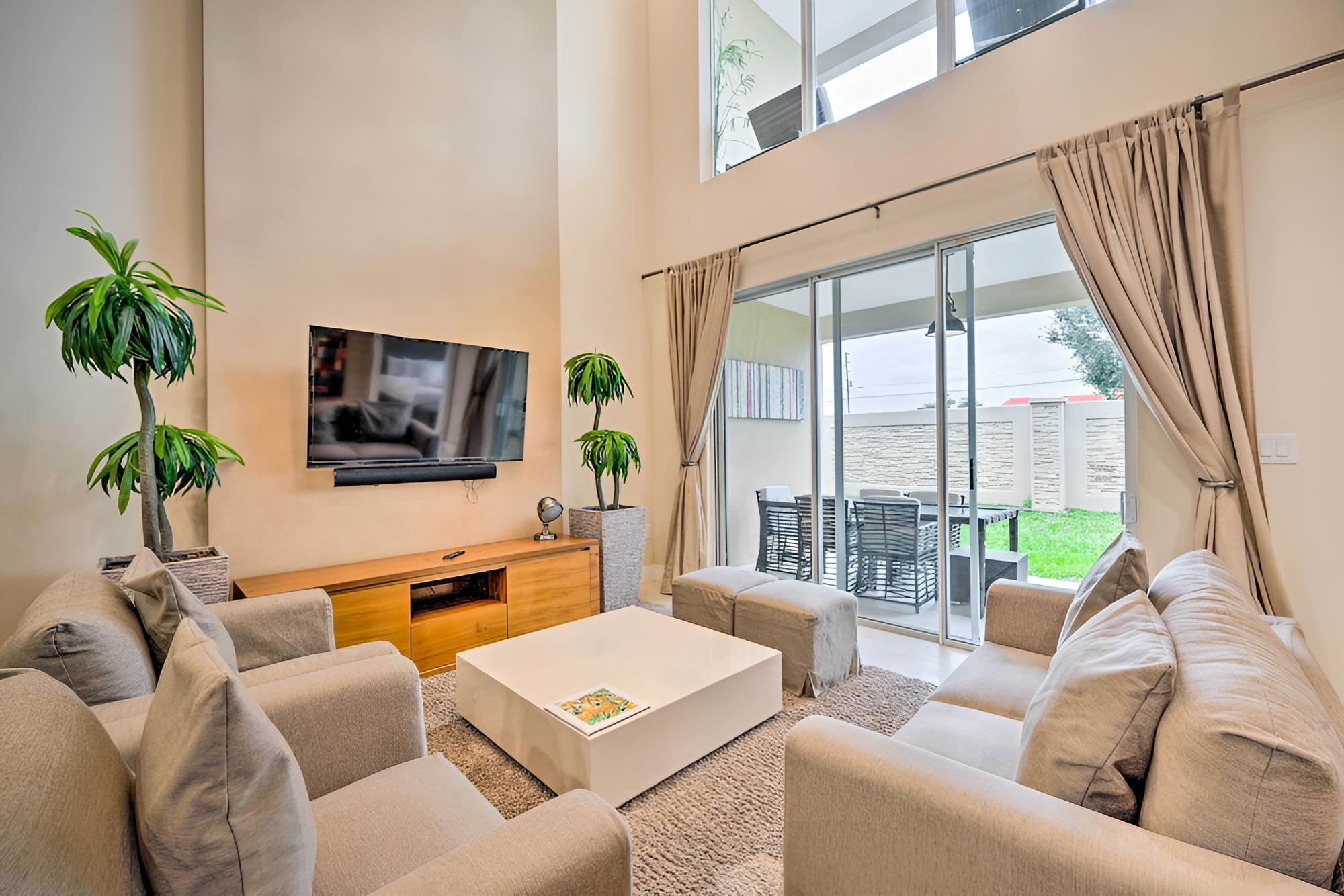 Kissimmee Townhome < 2 Mi to Disney World!