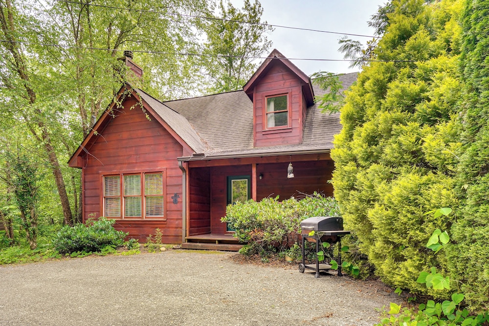 5 Mi to Gsmnp: Cabin w/ Hot Tub & Game Area