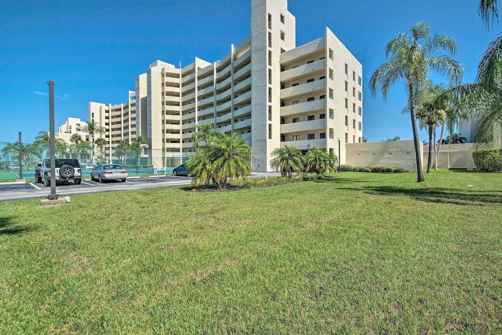 Relaxing Hudson Condo Steps From the Pool! view 4