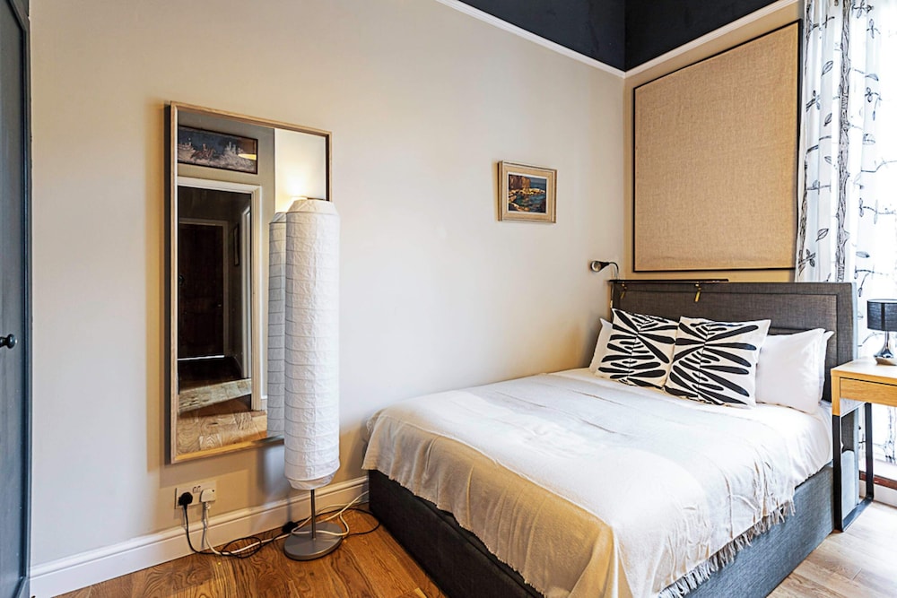 Beautiful Two Bedroom Abode Near Victoria
