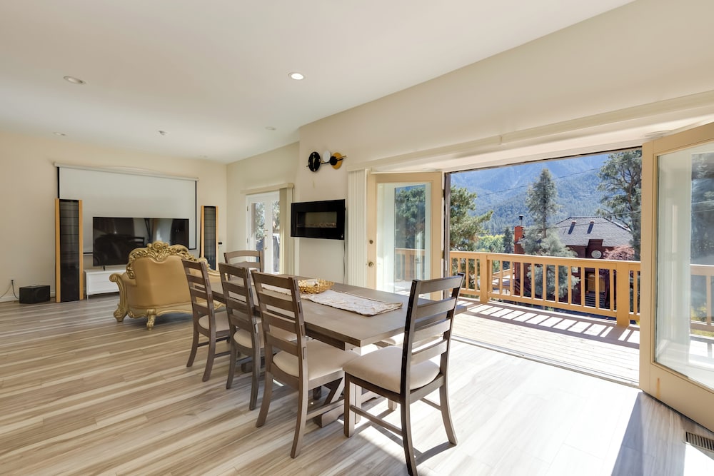 Game Room & Deck: Modern Frazier Park Home!