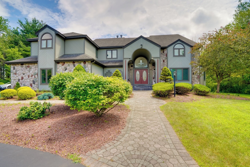 Luxury Mansion Rental w/ Rec Room in Niskayuna!