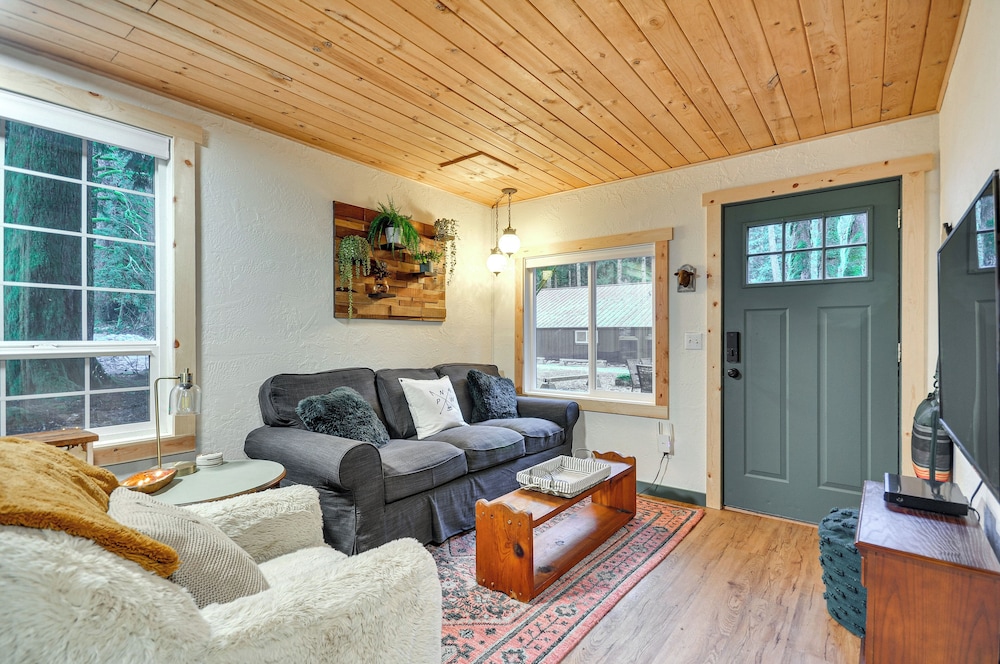 Hike, Ski & Explore: Rhododendron Forest Retreat!