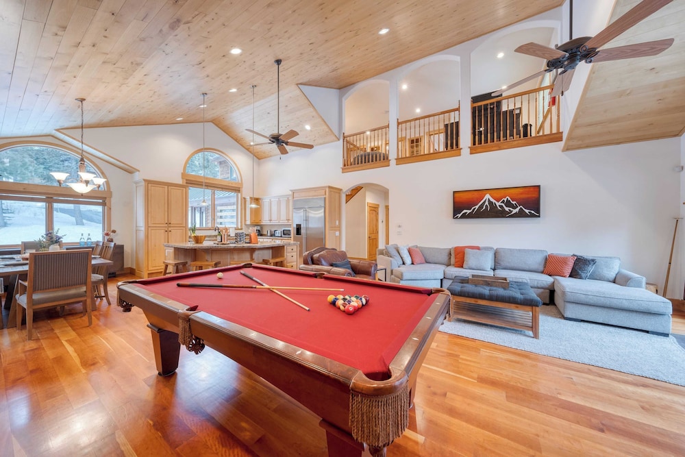 5 Mins to Ski Resort Ping Pong, Pool Table, Deck Donner Ridge by Avantstay