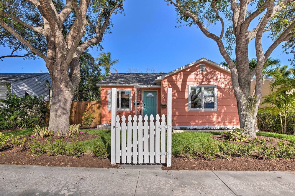 Yard & Hot Tub: Historic Lake Worth Cottage! view 4
