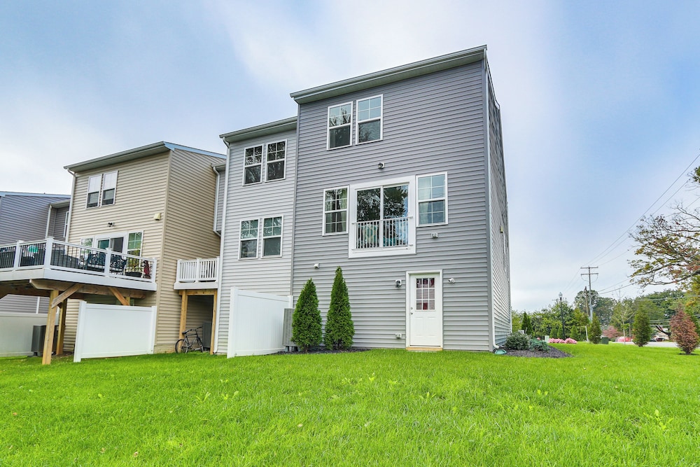 2 Mi to Hollywood Casino: Charles Town Townhome! view 4