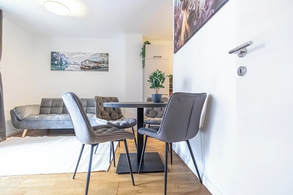 9 Min to City Center 1BR 1LR Balcony