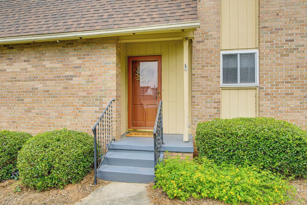 2 Mi to SC State & Claflin: Townhome w/ Patio!