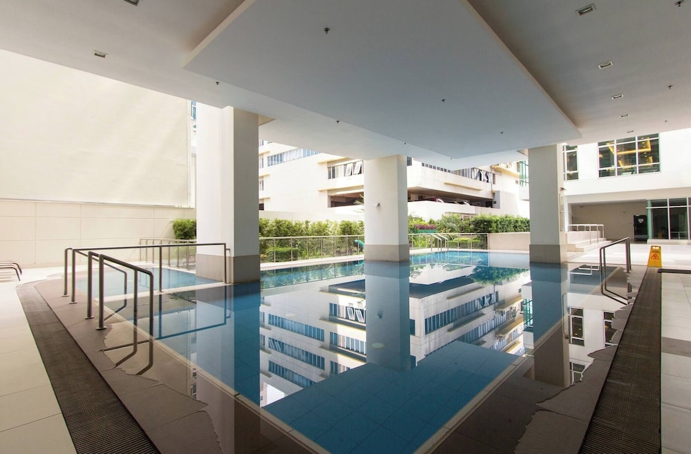 Elegant 2BR Apartment in Upscale Fort BGC Fast Wifi