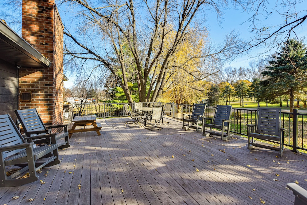 600-sq-ft Deck! Hutchinson Retreat on 5 Acres