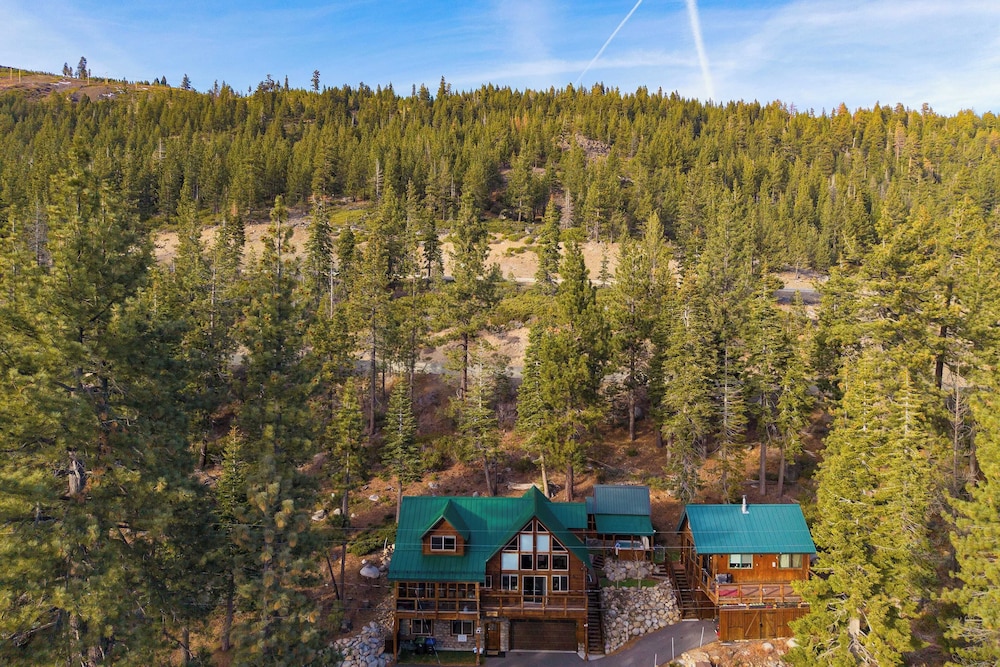 Denton by Avantstay Hot Tub, Deck w/ Fire Pit Near Skiing & Lake!