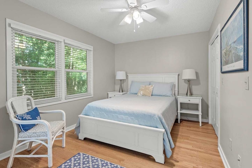 Steps to Beach & Pool Screened Porch Pelican Bay 45 at Wild Dunes Resort