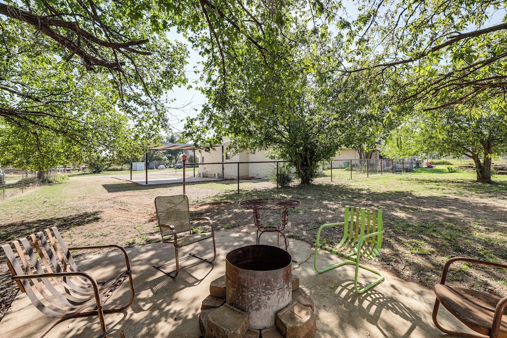 Walk to Historic Square: Jacksboro Home w/ Yard