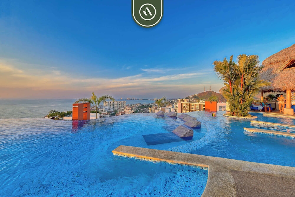 1 BR Condo - Amazing Sunsets From the Roof - Pool